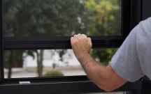 Moskitiera na okno - czy to dobra ochrona przed komarami?